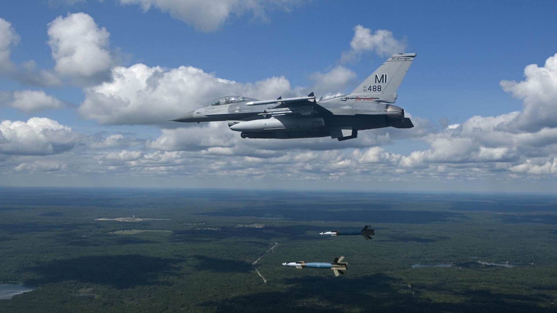 MILANSPORT下载-场边镜头记录球员互动瞬间展现团队温情与默契，球员们在赛场上展现